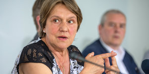 Renate Ellmenreich spricht auf einer Pressekonferenz