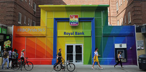 Eine Bank in Regenbogenfarben angemalt in Toronto