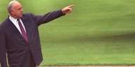 Helmut Kohl mit ausgestrecktem Arm