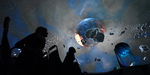Menschen gucken an die Projektionen eines Planetariums