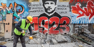 eine mit Graffiti besprühte Wand, auf der unter anderem Kemal Atatürk und die Jahreszahl 1923 zu sehen sind