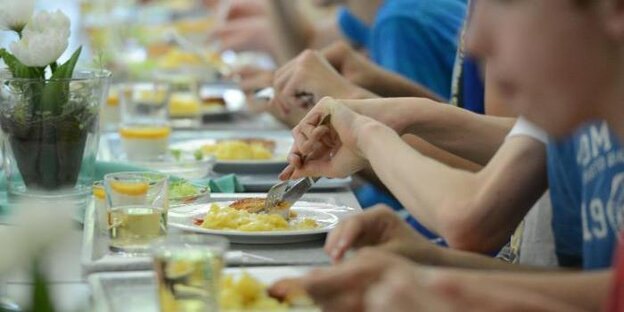 Schüler essen am 08.07.2013 in der Mensa der Schule.