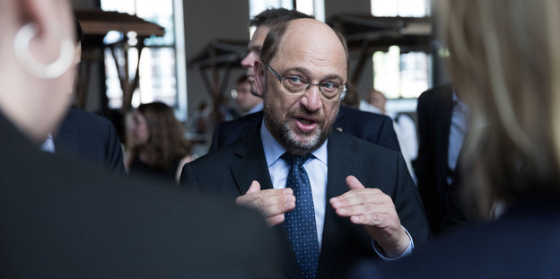 Martin Schulz hällt sich die Hände vor die Brust