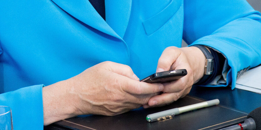 Angela Merkel benutzt ein Smartphone