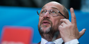 Martin Schulz schaut und zeigt nach oben