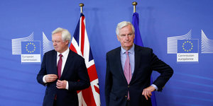 David Davis und Michael Barnier vor Flaggen