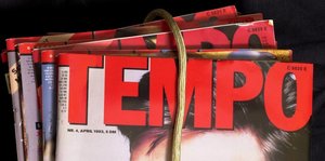 Magazin-Köpfe mit der Aufschrift "Tempo"