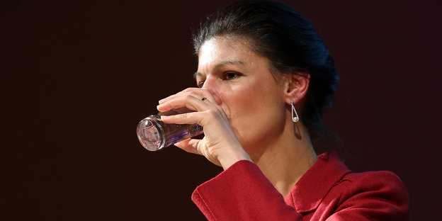 Sahra Wagenknecht trinkt