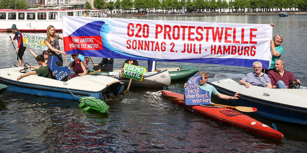 Boote und Banner auf der Alster