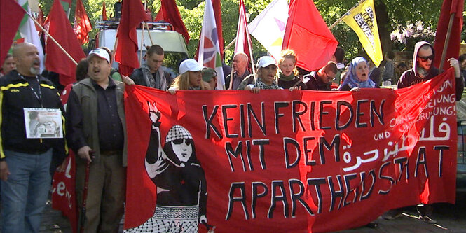 Demonstranten mit Transparenten