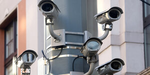 Fünf Überwachungskameras an einem Laternenpfahl