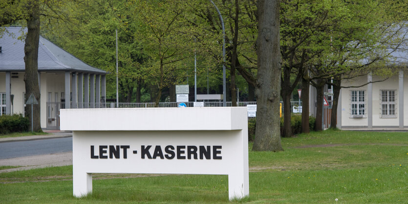 Der Name der Lent Kaserne steht auf einem weißen Sockel vor dem Haupttor des Kasernengeländes