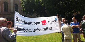 Mehrere Personen halten ein Banner mit der Aufschrift:"Betriebsgruppe Humbold Universität"