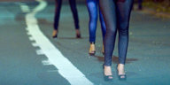 Beine von Prostitutierten auf einer Straße