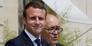 Emmanuel Macron neben Jean-Yves Le Drian