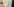 Auf den Haaren einer Person schimmert regenbogenfarbenes Licht