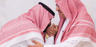 Mohammed bin Salman küsst Mohammed bin Nayef die Hand