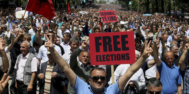 Anhänger der Demokraten demonstrieren am 13. Mai dieses Jahres in Tirana gegen die Regierung