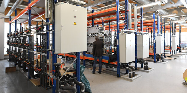 Beim Fraunhofer-Institut wird eine Batterie zur Speicherung von Windstrom aufgebaut.