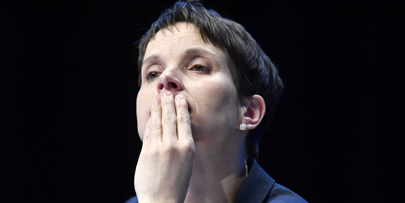 Frauke Petry stützt das Kinn in die Hand und guckt ins Leere