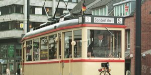 Alte Straßenbahn mit Deutschlandfahne