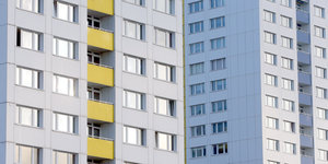 Eine weiß-gelbe Plattenbaufassade