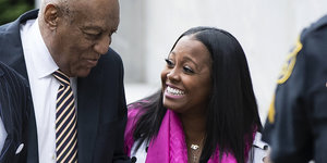 Bill Cosby und Keshia Knight Pulliam lachen auf dem Weg zum Gericht
