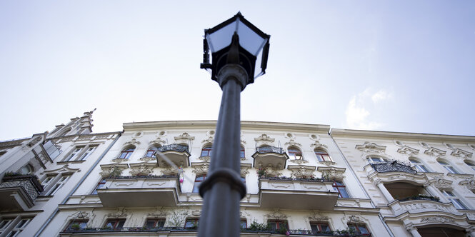 Eine Straßenlaterne vor einem Haus