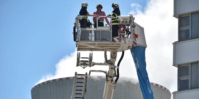 Feuerwehrleute am AKW Temelin