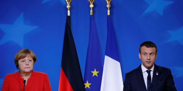 Brustbild, Angela Merkel und Emmanuel Macron vor blauem Hintergrund