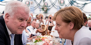 Seehofer und Merkel sitzen am Biertisch gegenüber