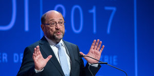 Ein Mann, Martin Schulz, hebt seine Hände