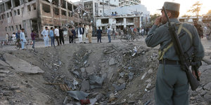 Bombenkrater nach Anschlag nahe der deutschen Botschaft in Kabul.