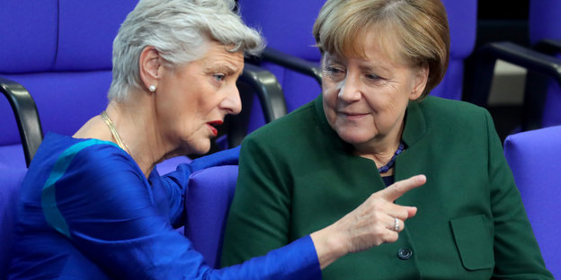 Marieluise Beck und Angela Merkel