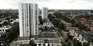 Blick auf den Londoner Stadtteil Camden - im Vordergrund einzelstehende Hochäuser mit grau-weißer Fassade