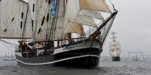 Ein größeres Segelschiff auf dem Wasser