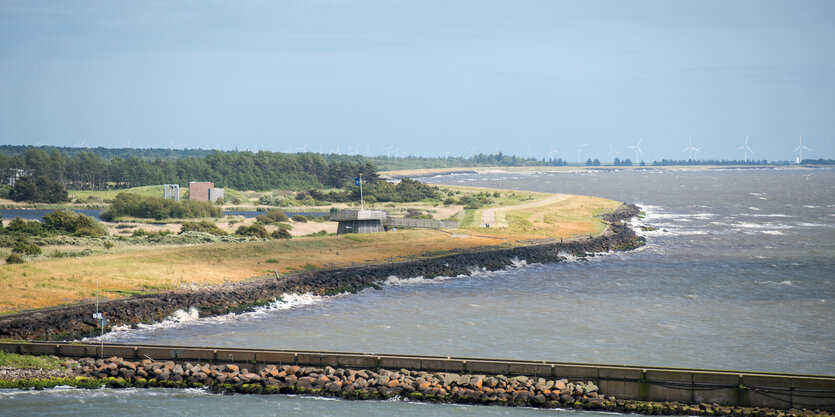 Strand der Ostseeinsel Lolland und eine Mole