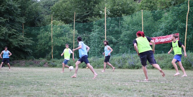 Leute spielen Fußball