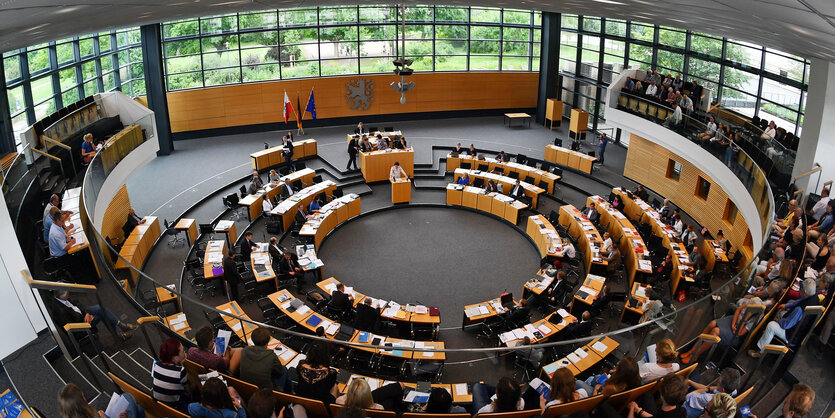 Ein Saal mit sitzen in Rondellanordnung