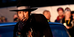 Johnny Depp zieht an einer Zigarette