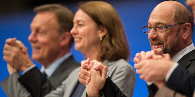 Martin Schulz steht in einer Reihe mit Thomas Oppermann und Katarina Barley, alle halten sich an den Händen