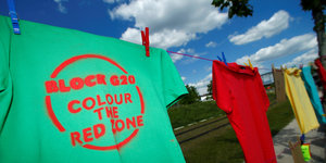 T-Shirts an einer Wäscheleine, auf einem steht Block G20