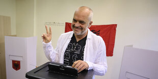 Edi Rama mit dem Victory-Zeichen