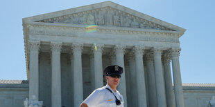 Ein Polizist steht wachsam vor dem Supreme-Court-Gebäude in Washington