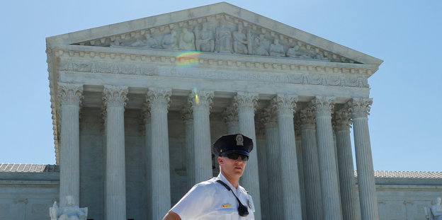 Ein Polizist steht wachsam vor dem Supreme-Court-Gebäude in Washington