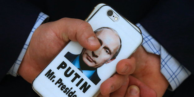 Ein Foto von Präsident Wladimir Putin auf einer Smartphonehülle