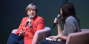 Bundeskanzlerin Angela Merkel wird von "Brigitte"-Chefredakteurin Brigitte Huber im Gorki Theater in Berlin interviewt