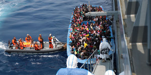 Seenotretter helfen Flüchtlingen im Mittelmeer