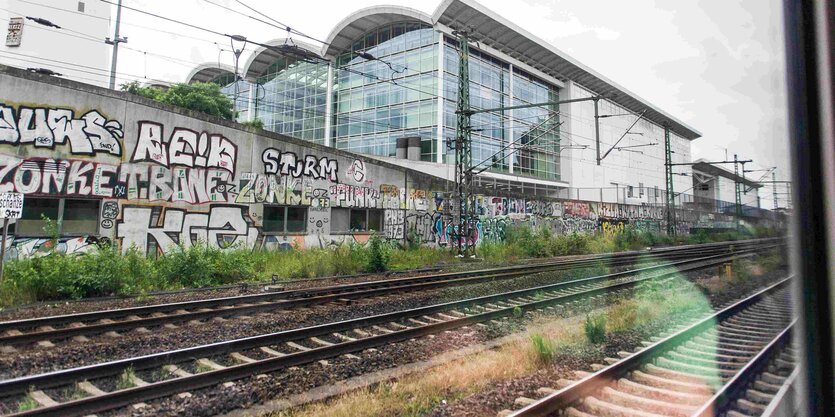 Eine Bahnstrecke an einem grauen Tag in Hamburg