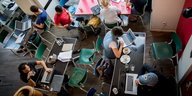 Gäste arbeiten in Berlin-Mitte im Café St. Oberholz an ihren Laptops